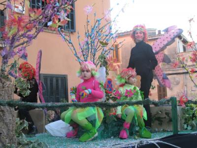 Miles de personas asisten a Sa Rua de Marratxí, la primera que se celebra en Mallorca..